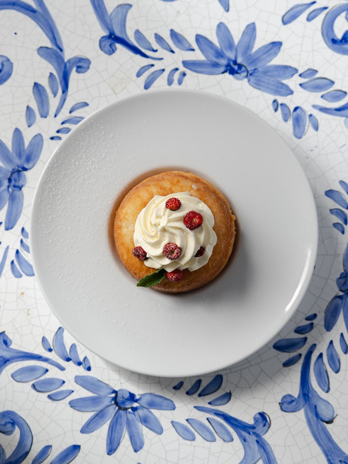 Dolce con panna e fragoline di bosco della masseria