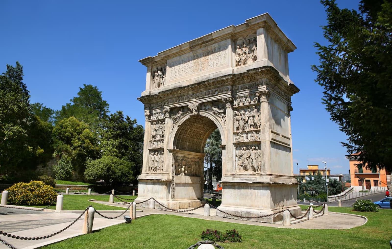 Arco di Traiano e centro storico di Benevento