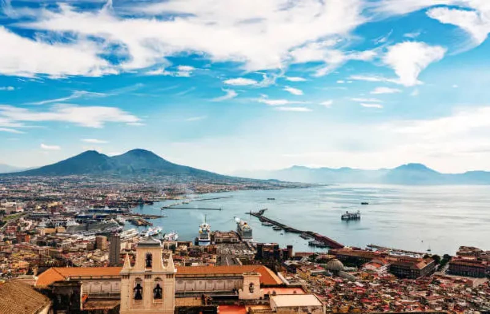 Golfo di Napoli con vista sul Vesuvio