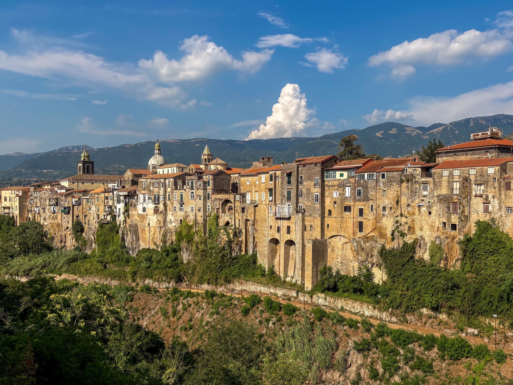 Borgo medievale di Sant'Agata de' Goti sulla rupe di tufo