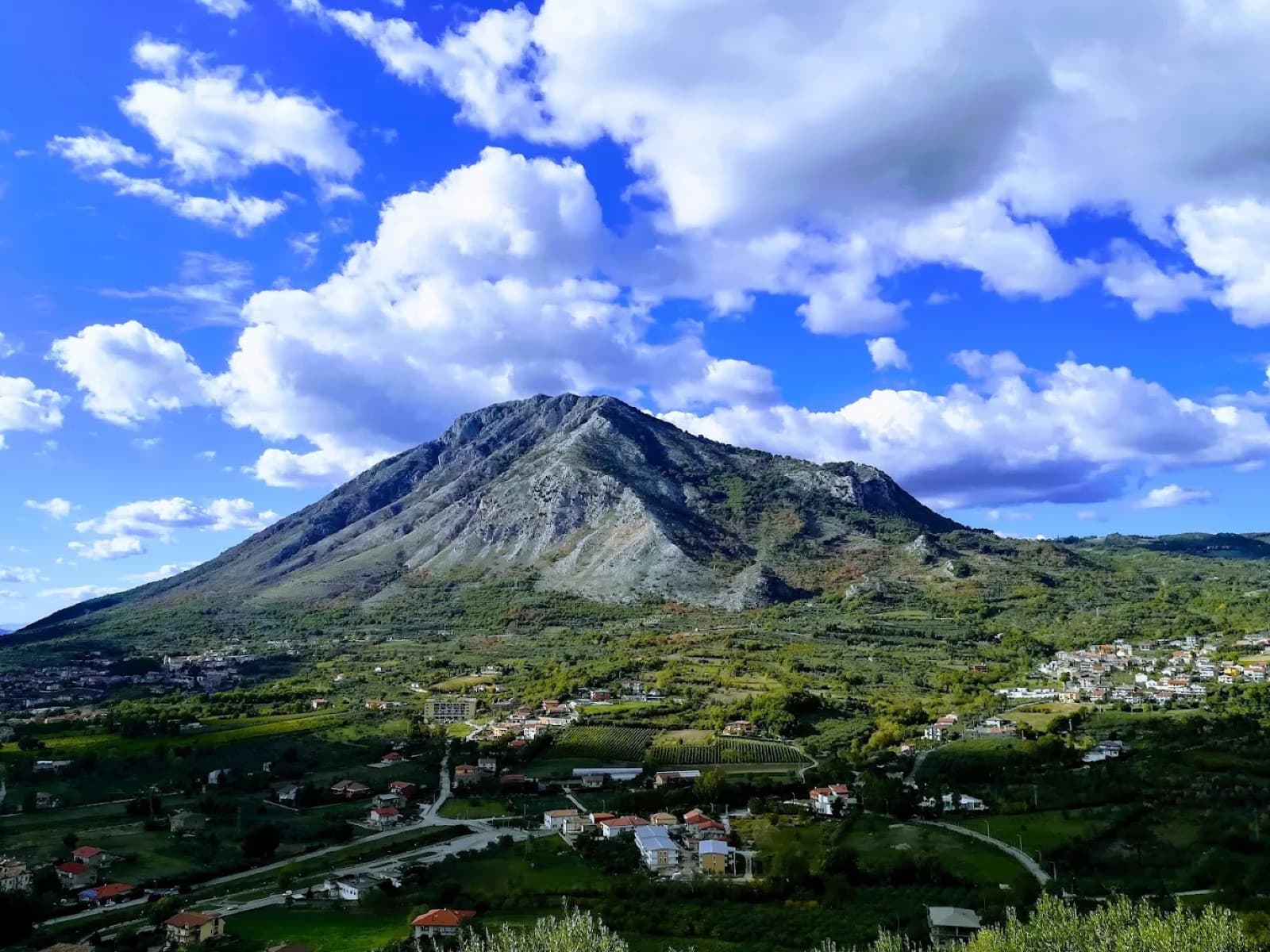 Sentieri e boschi nel Parco del Taburno
