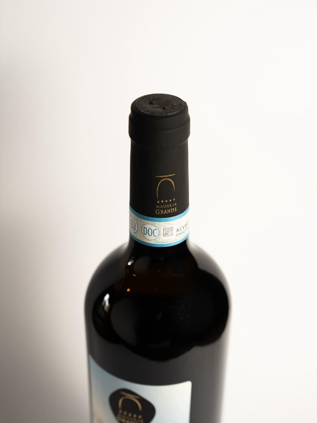 Dettaglio del collo della bottiglia di vino Masseria Grande, denominazione DOC